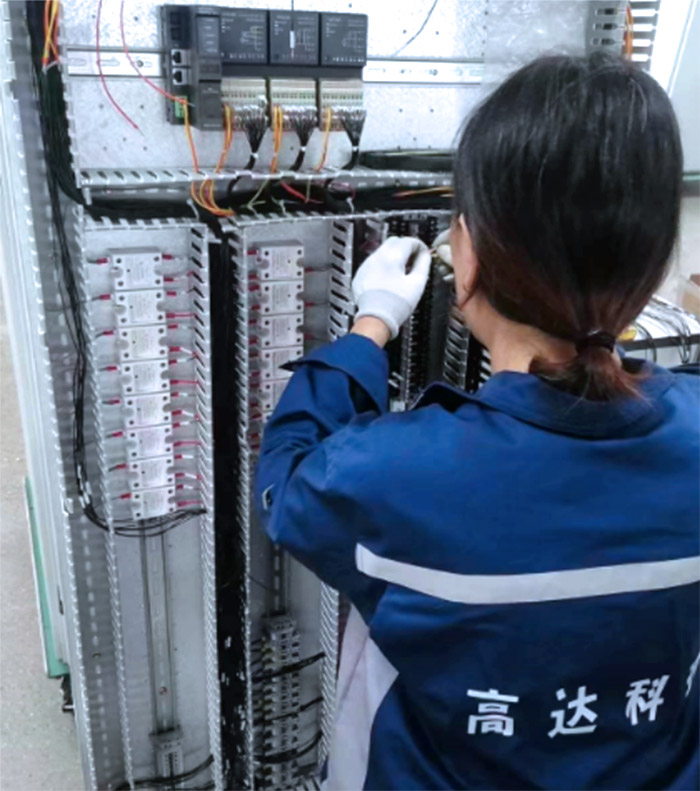 葡京线路检测3522操作工人正在安装IO模块控制柜体.jpg