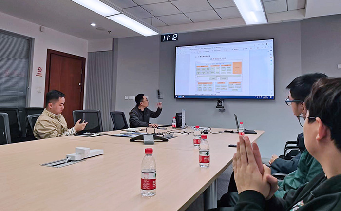 葡京线路检测3522研发部陈总（左二）正给客户进行高达RTU产品技术知识的讲解.jpg